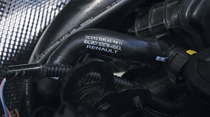 Σε πολλά σημεία στο χώρο του κινητήρα του Dacia Sandero θα βρείτε το λογότυπο της Renault.